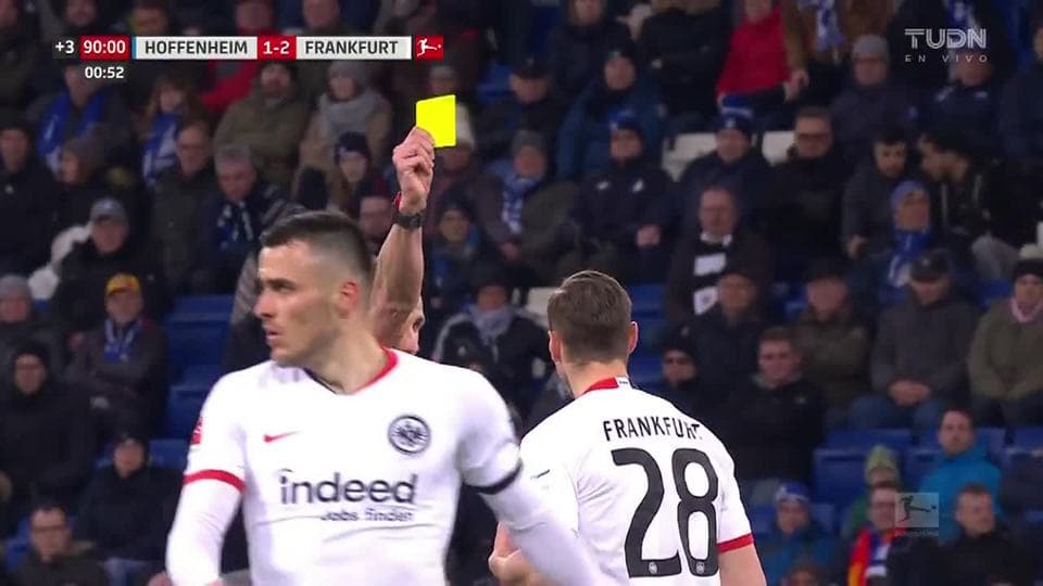 Tarjeta amarilla. El árbitro amonesta a Dominik Kohr de Eintracht Frankfurt