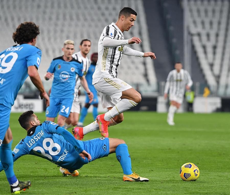 Inicia la Jornada 25 de la Serie A y la Juventus se impone al Spezia Calcio con un marcador de 3-0. Álvaro Morata abrió el marcador hasta la segunda parte del encuentro (62'), quien fue seguido por Federico Chiesa (71'). El tercer tanto cayó al minuto 89, y para cerrar con broche de oro, Cristiano Ronaldo empujó el balón con zurda para darle la victoria absoluta a la Vecchia Signora.