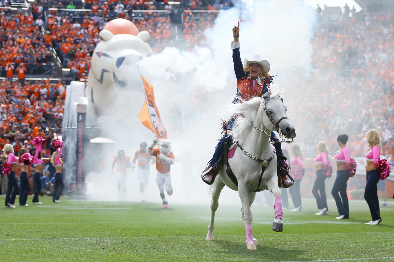 La entrada a su campo de los Denver Broncos.