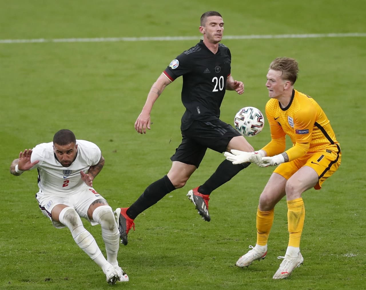 Inglaterra derrota a Alemania 2-0 y califica sin problema a Cuartos de Final. Con anotaciones de Sterling y Kane, los 'Tres Leones' dejan fuera a los alemanes y los mandan a casa. El inglés Jack Grealish fue clave para las anotaciones.