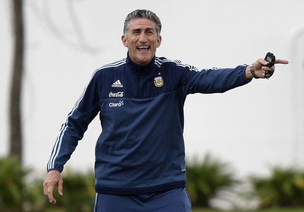 Edgardo Bauza también se estrena con la selección mayor de Argentina tras un rápido paso por los Juegos Olímpicos, para lo que tomó el equipo en calidad de apagafuegos y en circunstancias muy poco favorables. En sus 16 años con entrenador ha pasado por Central, Colón de Santa Fe, Vélez , Sporting Cristal, Sao Paulo, Liga de Quito, donde es ídolo, y San Lorenzo. Con estos dos últimos equipos ganó sendas Copas Libertadores. De momento ya tiene un logro importante al frente de la celeste, al lograr convencer a Messi para que siga en el equipo.
<br>