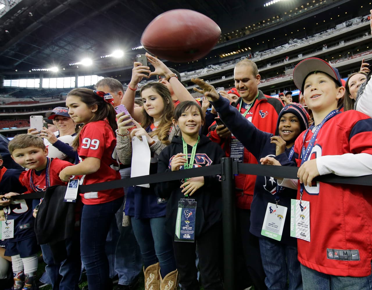 Adiós a la temporada regular de la NFL, y los fans demostraron toda su pasión por este deporte.