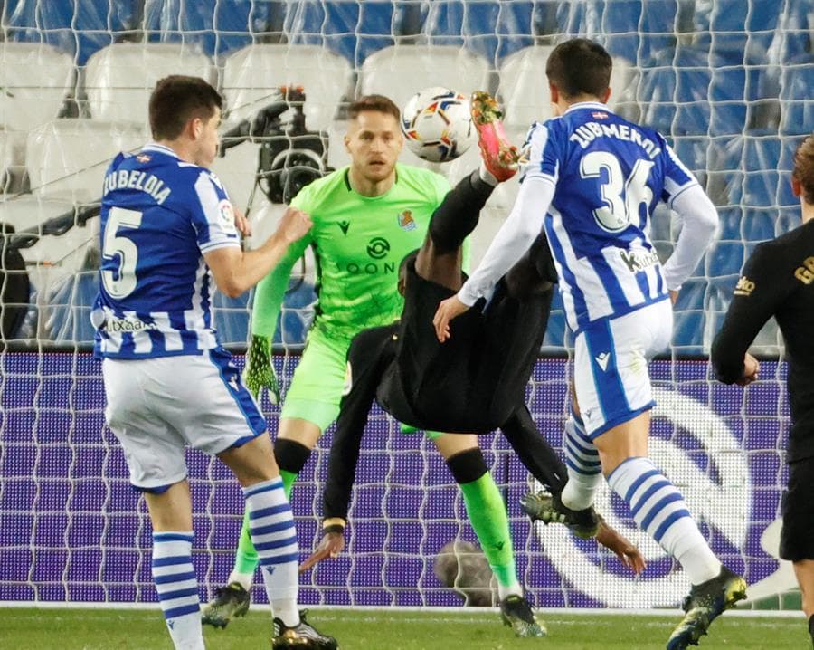 Barcelona propina goliza a la Real Sociedad con un marcador de 6-1. Griezmann abrió el marcador para los culés, seguido de Sergiño Dest, quien se lució con doblete al igual que Leo Messi y Dembelé cerró con broche de oro al minuto 71. El único tanto de los blanquiazules fue por parte de Ander Barrenetxea al minuto 77 en la J28 de LaLiga.