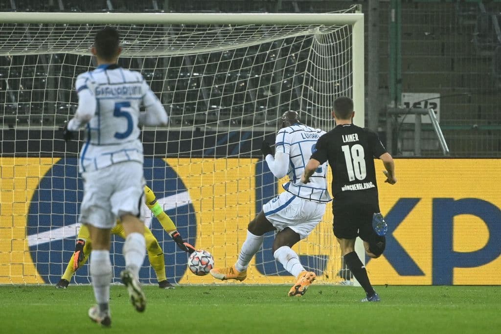 M’Gladbach cayó ante el Inter 3-2. Pléa (45+1’, 75’) marcó los goles para el cuadro alemán; Darmian (17’) y Lukaku (64’, 73’) hicieron los goles del conjunto de Conte. Nada está escrito en el cerrado Grupo B.