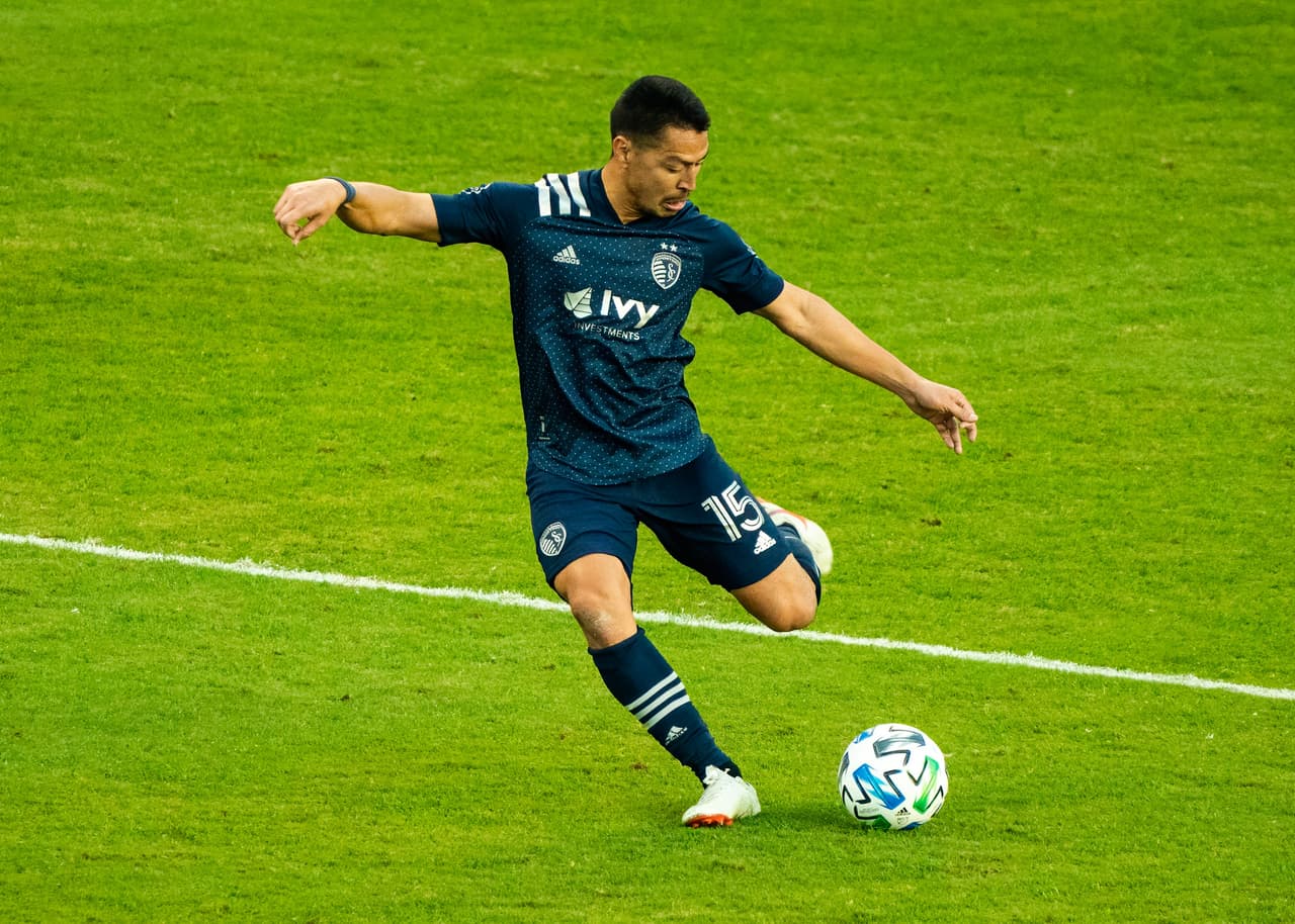 Roger Espinoza firma un nuevo contrato con Sporting Kansas City