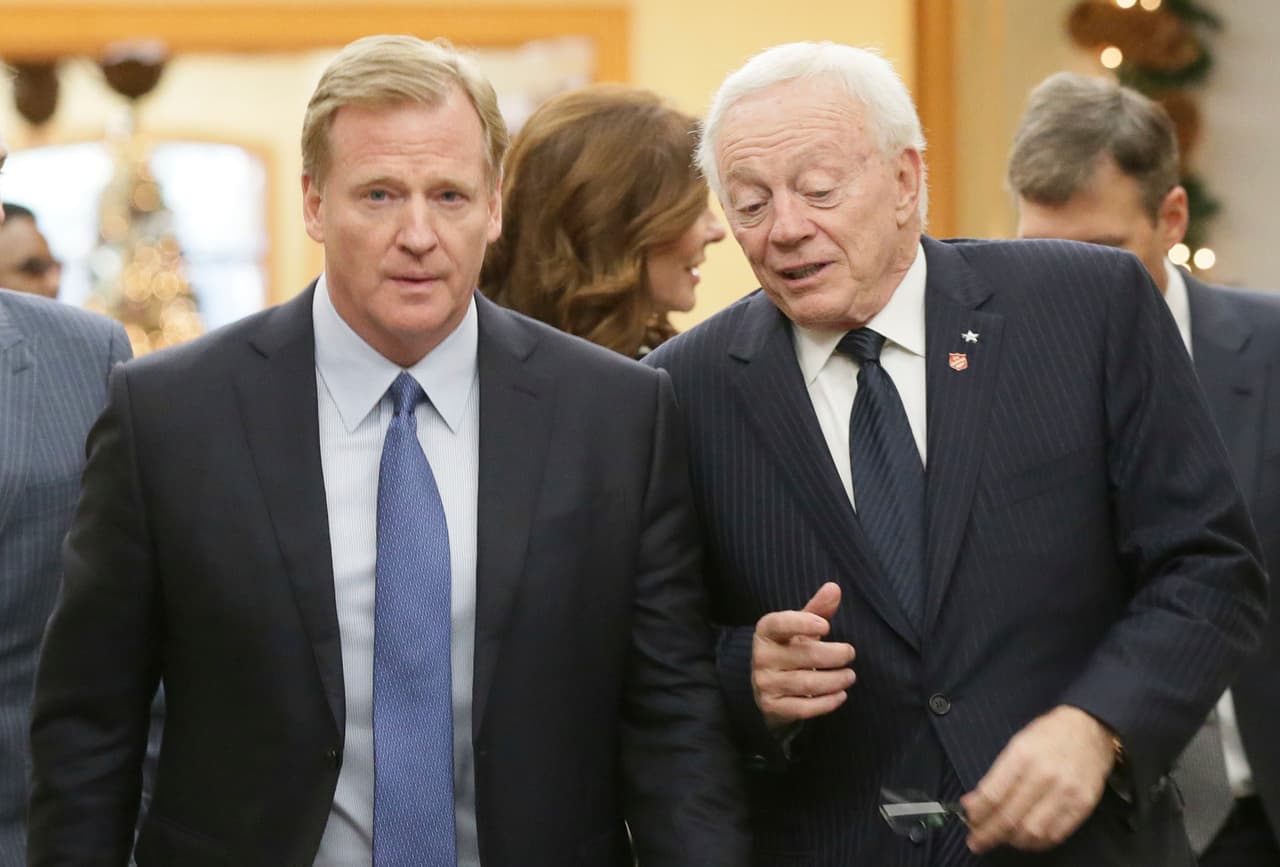 El propietario de los Cowboys, Jerry Jones, ha sido uno de los críticos más duros del comisionado de la NFL, Roger Goodell.