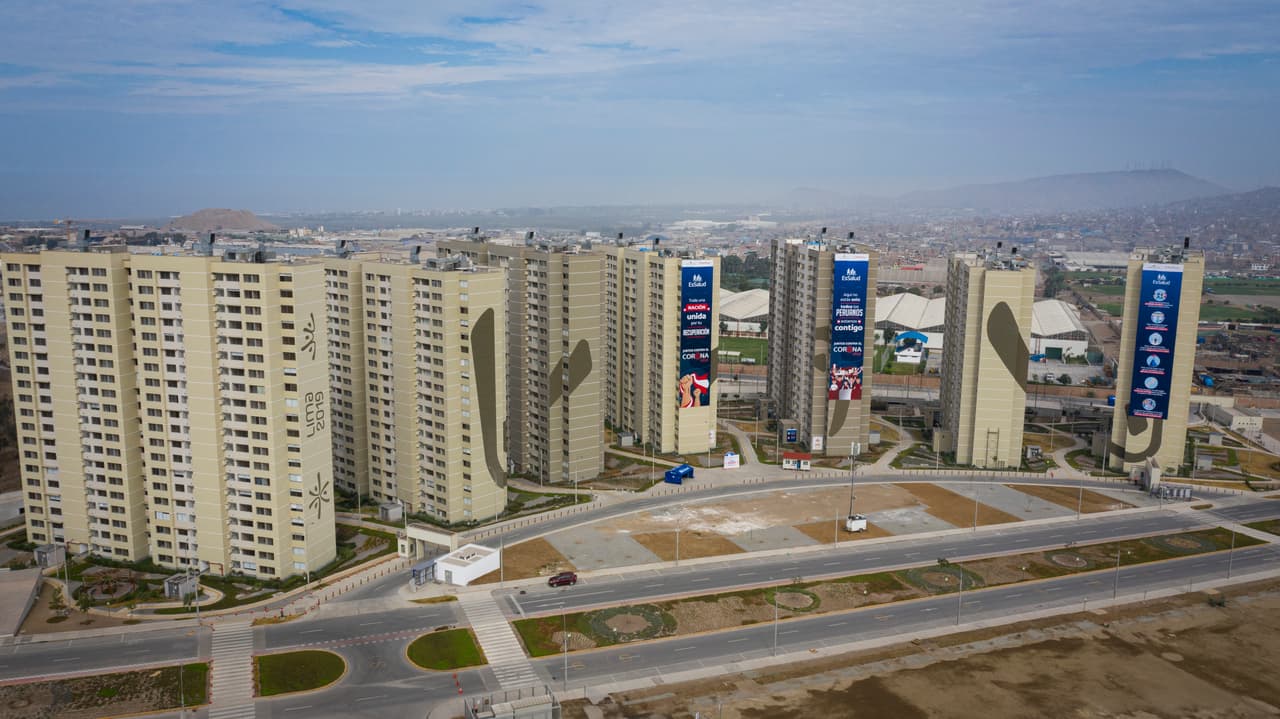 Hace menos de un año se disputaban competencias deportivas en Perú, estas torres albergaban a los deportistas y ahora están convertidos en hospitales de emergencia para pacientes con coronavirus.