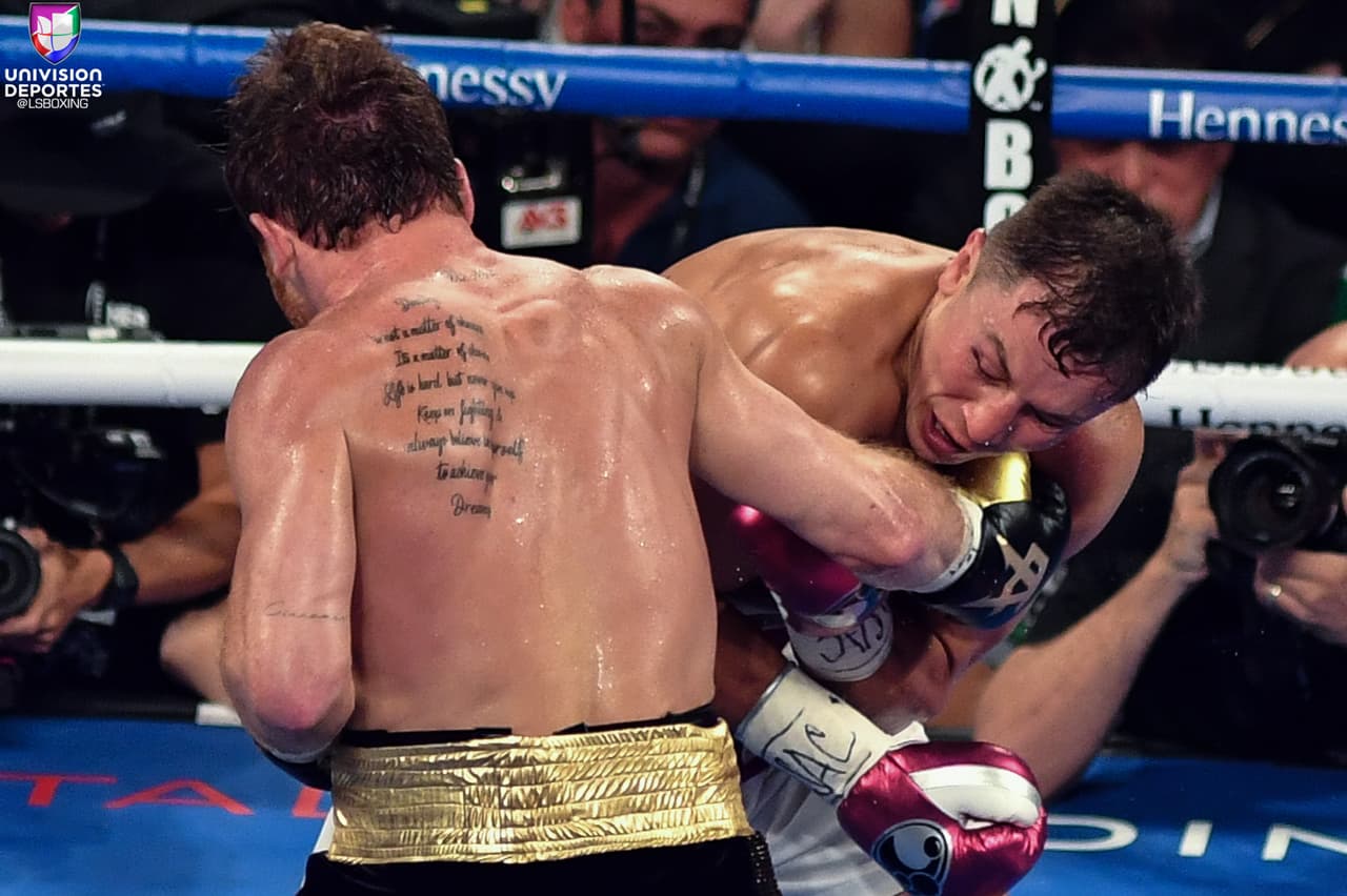 Esta imagen resume y refleja lo que vimos la noche del 15 de septiembre en el ring de T-Mobile Arena en Las Vegas, un constante intercambio y una pelea de dos futuros inquilinos de Canastota.
