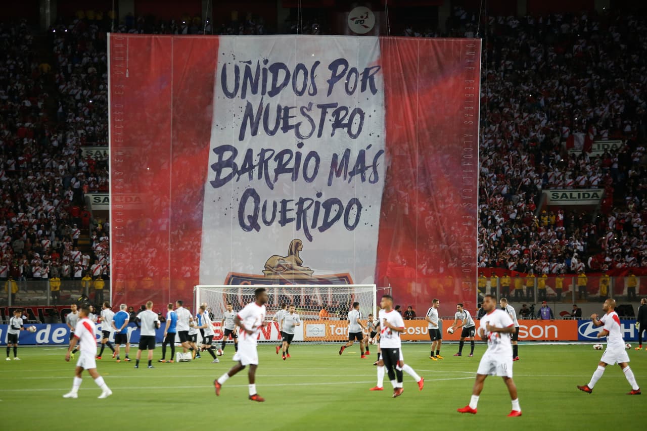 Los peruanos se unieron desde los hinchas hasta sus jugadores para volver a revivir una alegría que por última vez tuvieron en España 82, con el equipo de Guillermo La Rosa y César Cueto, entre otros.