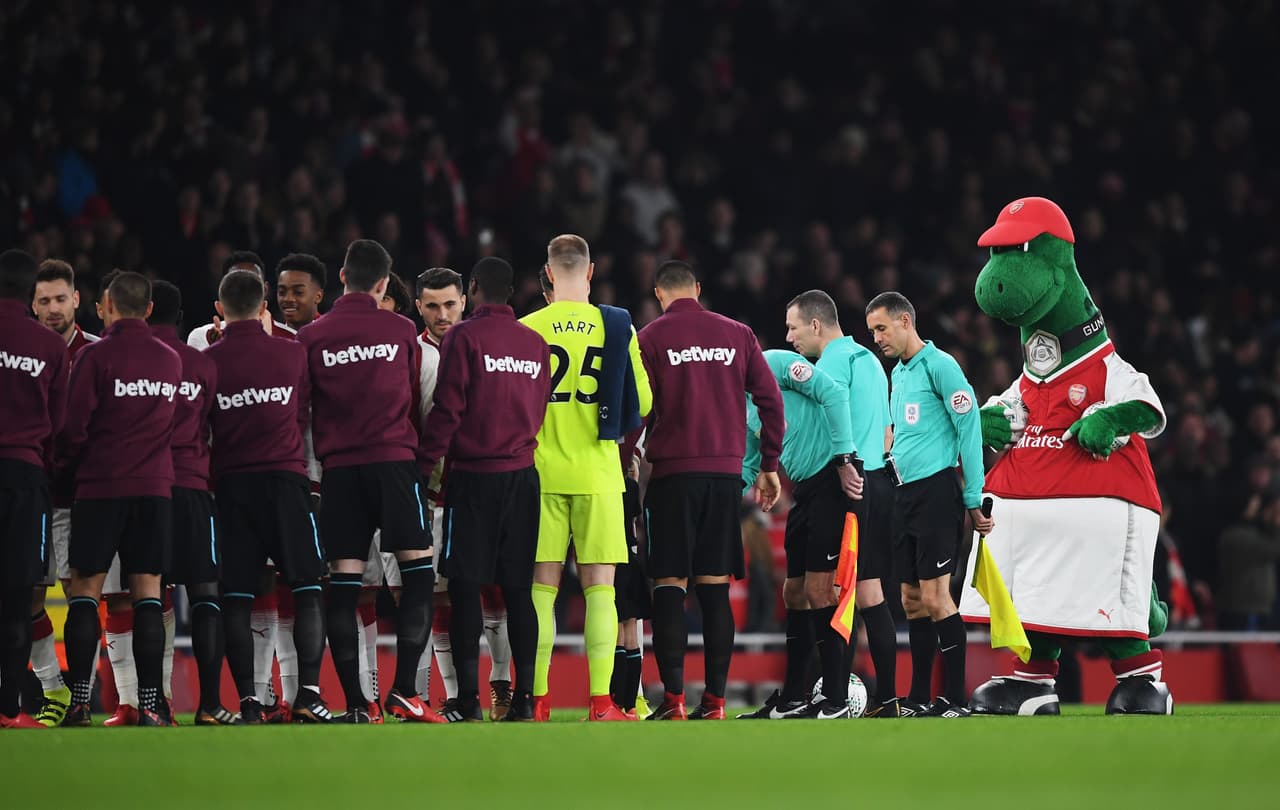 'Chicharito' fue uno de los elegidos para comenzar entre la titular en un partido en el que el local, Arsenal, también contó con una nómina mixta.