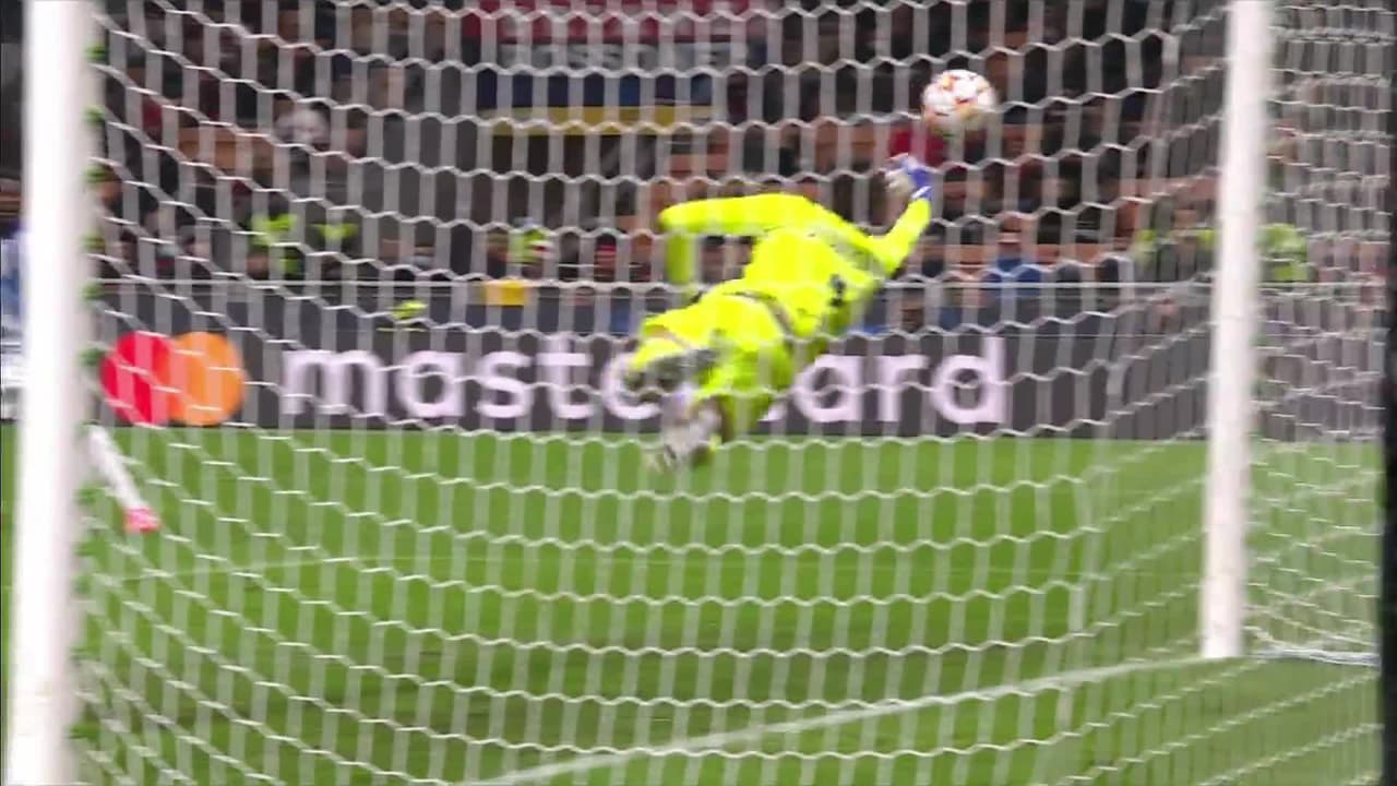 ¡TIRO ATAJADO! disparo por Marko Grujic.