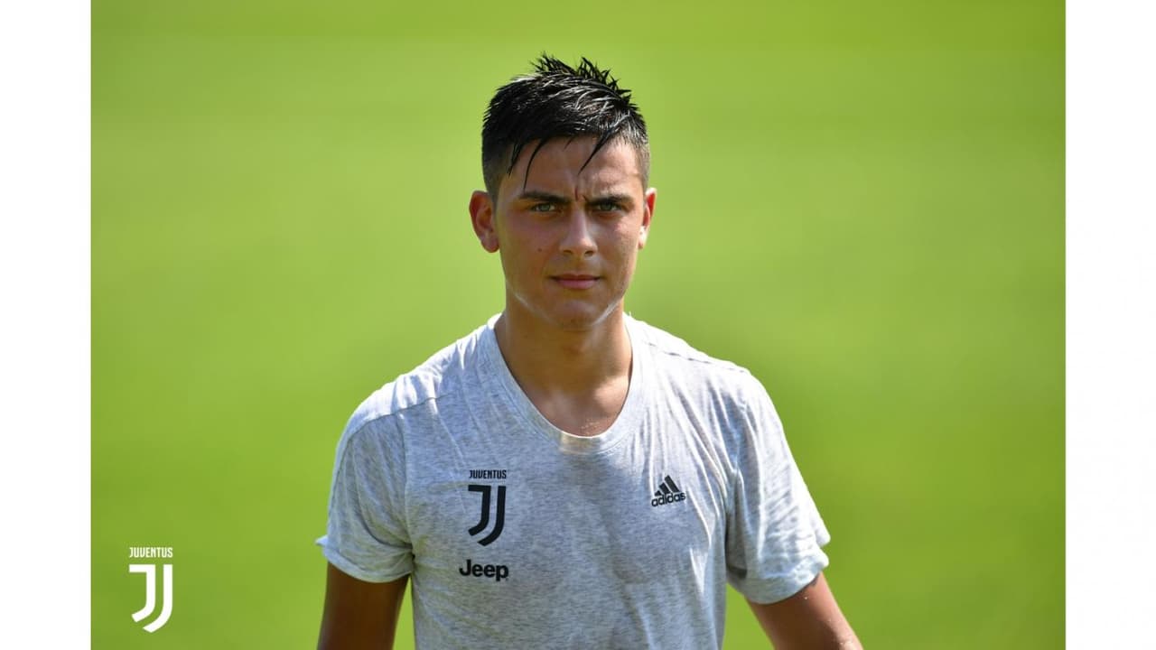 Paulo Dybala también estuvo presente en la práctica, la cual estuvo marcada por la alta temperatura.