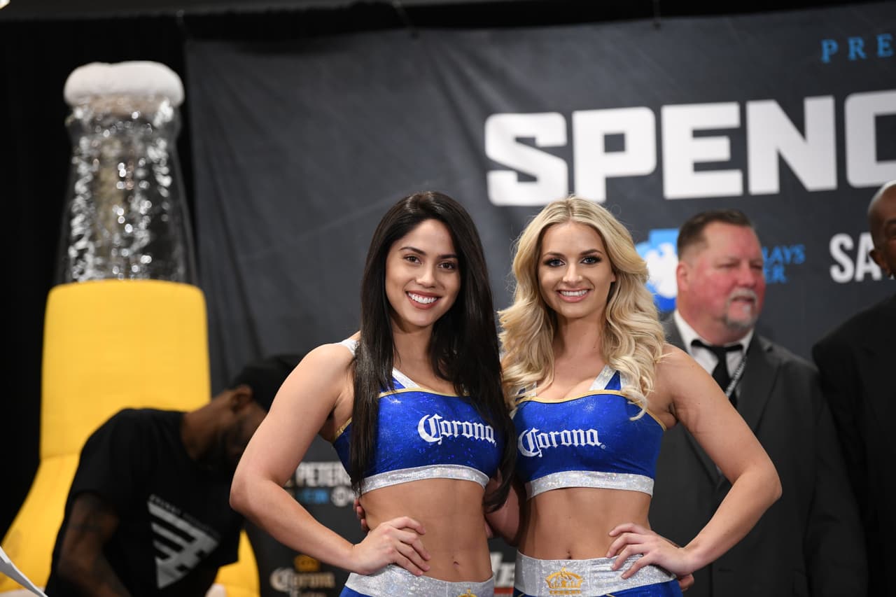 Por supuesto que en la ceremonia de pesaje no podía faltar la belleza.