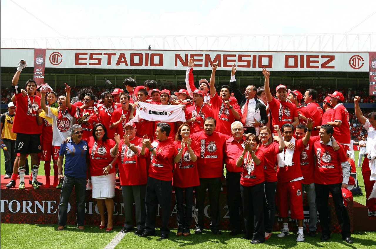 Para el Bicentenario 2010, Toluca se coronaría campeón, sin embargo en el Apertura 2010 inició con el pie izquierdo y sólo sumó seis puntos, quedando en 11º de la tabla general.