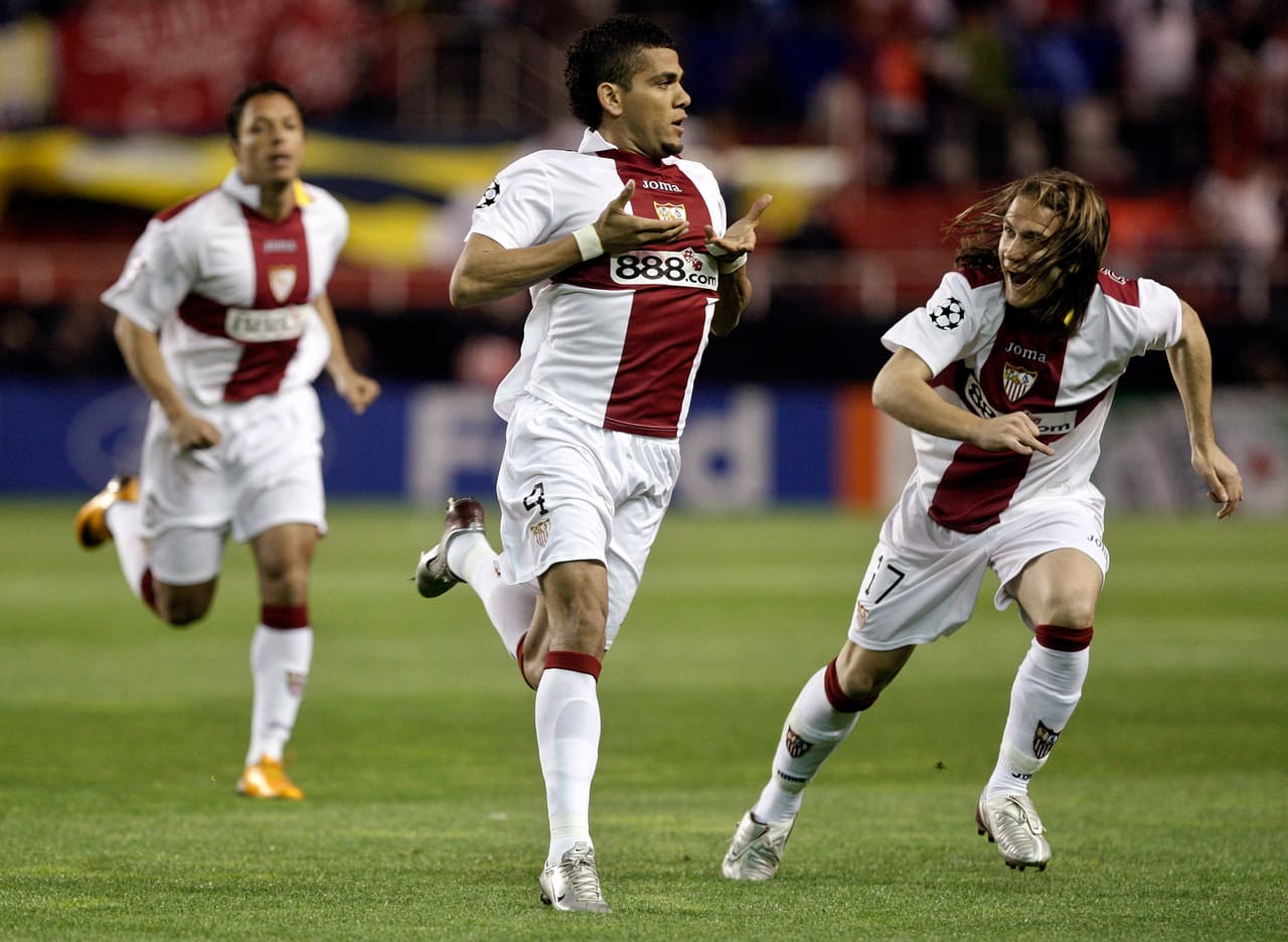 En el 2007 Dani Alves pidió a la directiva del Sevilla aceptar una oferta del Chelsea, pero no consiguió su objetivo ya que el club vivió la trágica muerte de Antonio Puerta. Sin embargo, un año más tarde se fue al Barcelona.