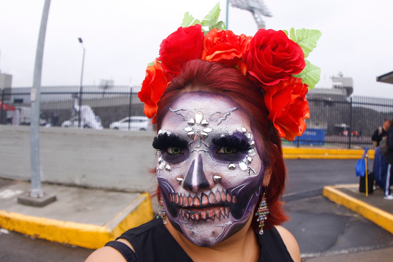 Los fanáticos de Pumas y Cruz Azul le dieron un color especial a la fiesta de la Jornada 15 con su alegría e incluso algunos lo hicieron con atuendos en homenaje al Día de los Muertos.