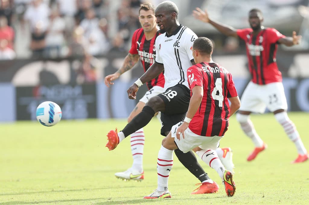 Inter de Milan y Atalanta empatan 2-2, Genoa y Hellas Verona empatan 3-3 y el Milan es el único que logra sumar tres putnos tras vencer 1-2 al Spezia.