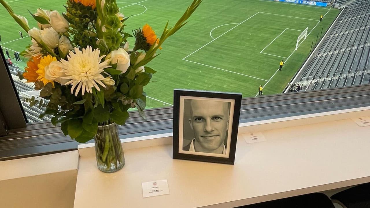 Grant Wahl recibe la Medalla Colin José y homenaje de US Soccer