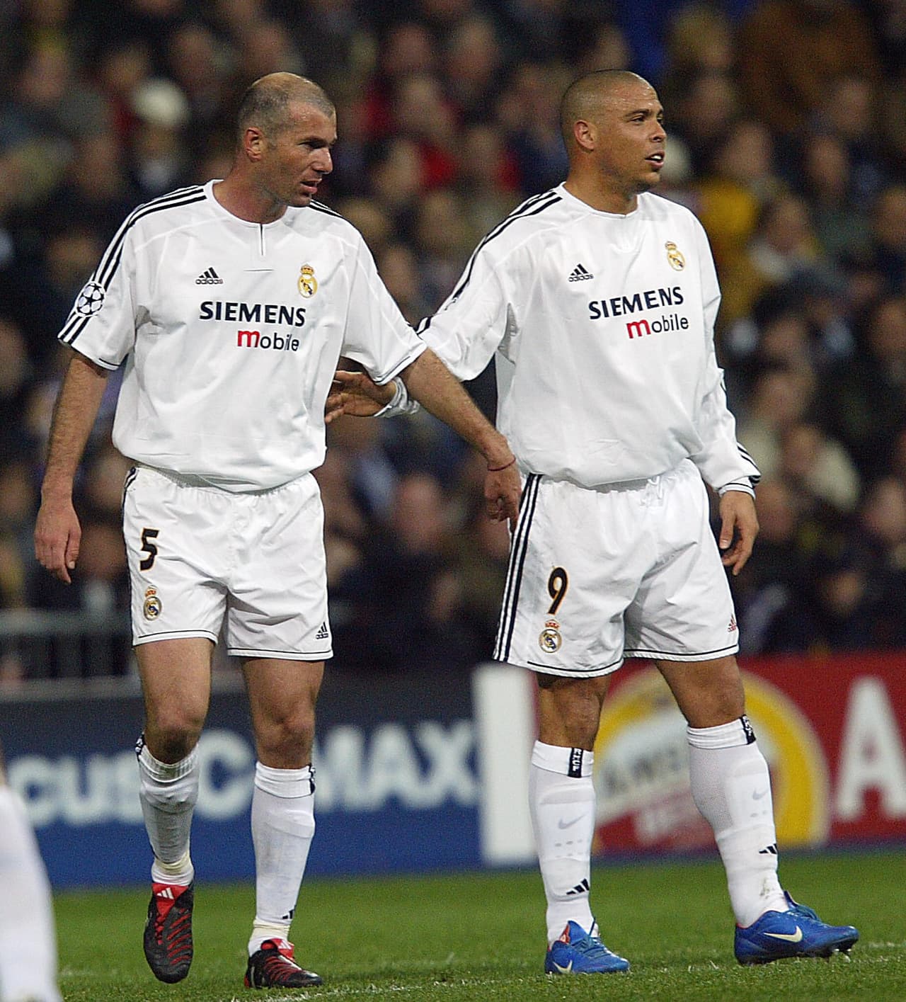 En la campaña 2004-05 el primer derbi de la capital española se jugó en la fecha 18 en la casa del Atlético de Madrid que se llevó una goleada de 3 a 0 a manos del Real Madrid en pleno Calderón con dos tantos de Ronaldo y otro de Santiago Solari donde Zidane participó.