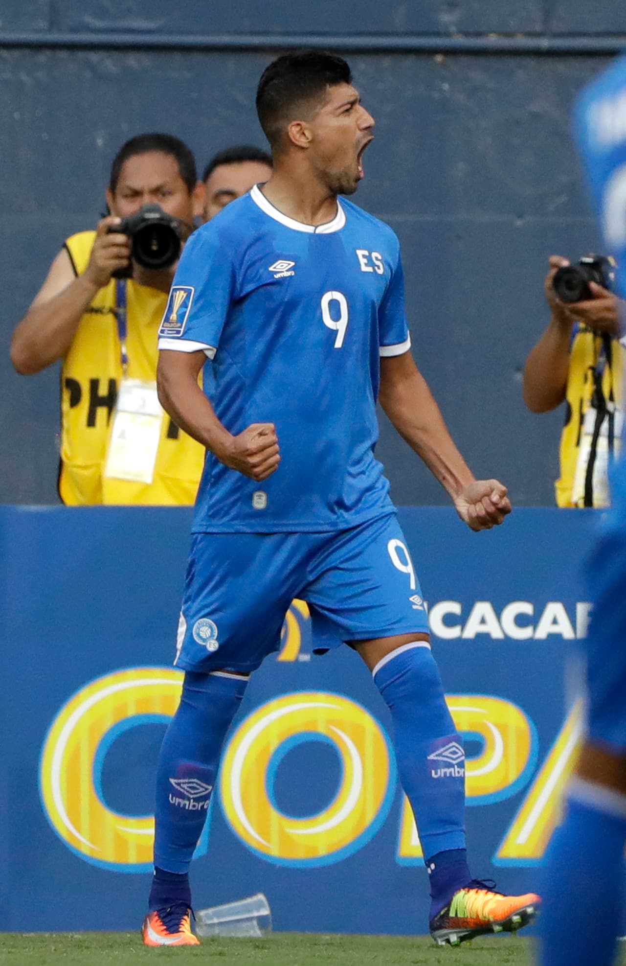 Pero el gusto nos duró poco. El Salvador empató de inmediato al minuto 10.