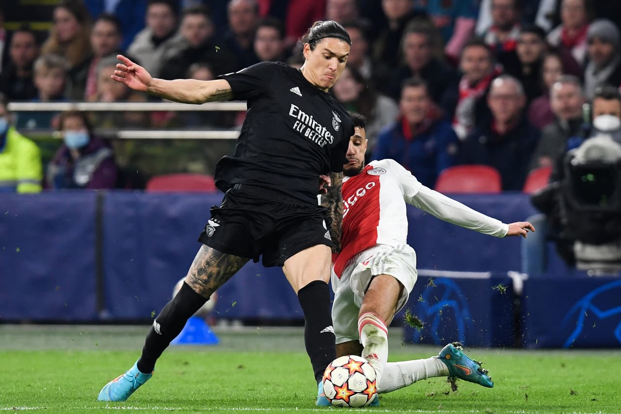 Uno de los equipos más grandes de Europa, el Ajax, se quedaba fuera en casa ante uno de los clásicos en el balompié europeo.
<br>