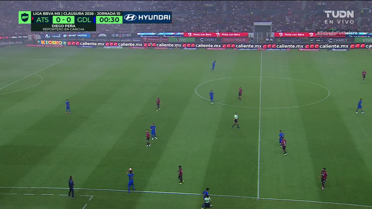 Arranca el partido y la pelota está en juego.