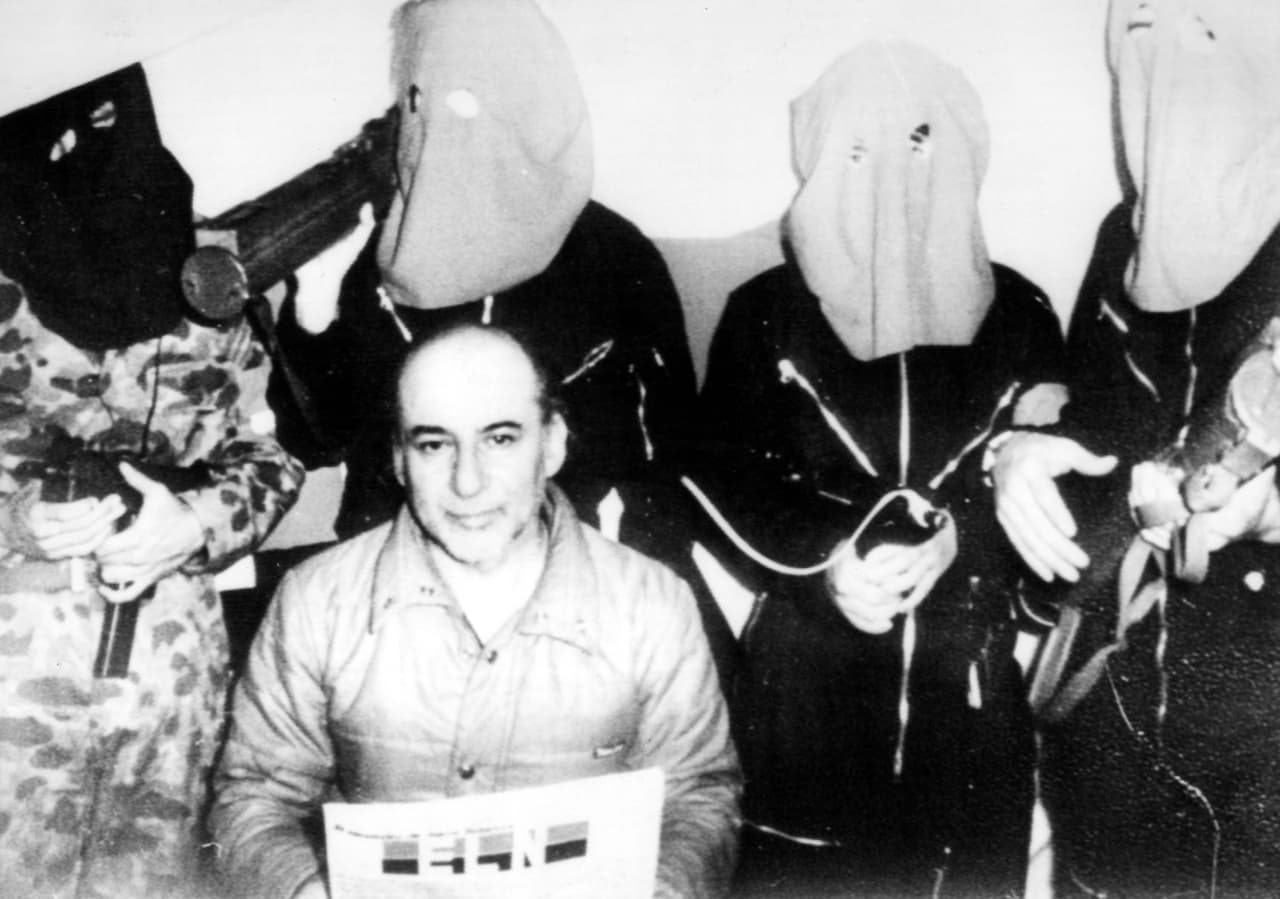 Además, redes de carreteras, vías ferroviarias y aeropuertos, con la intención de comunicar a todos los asistentes con las distintas sedes.