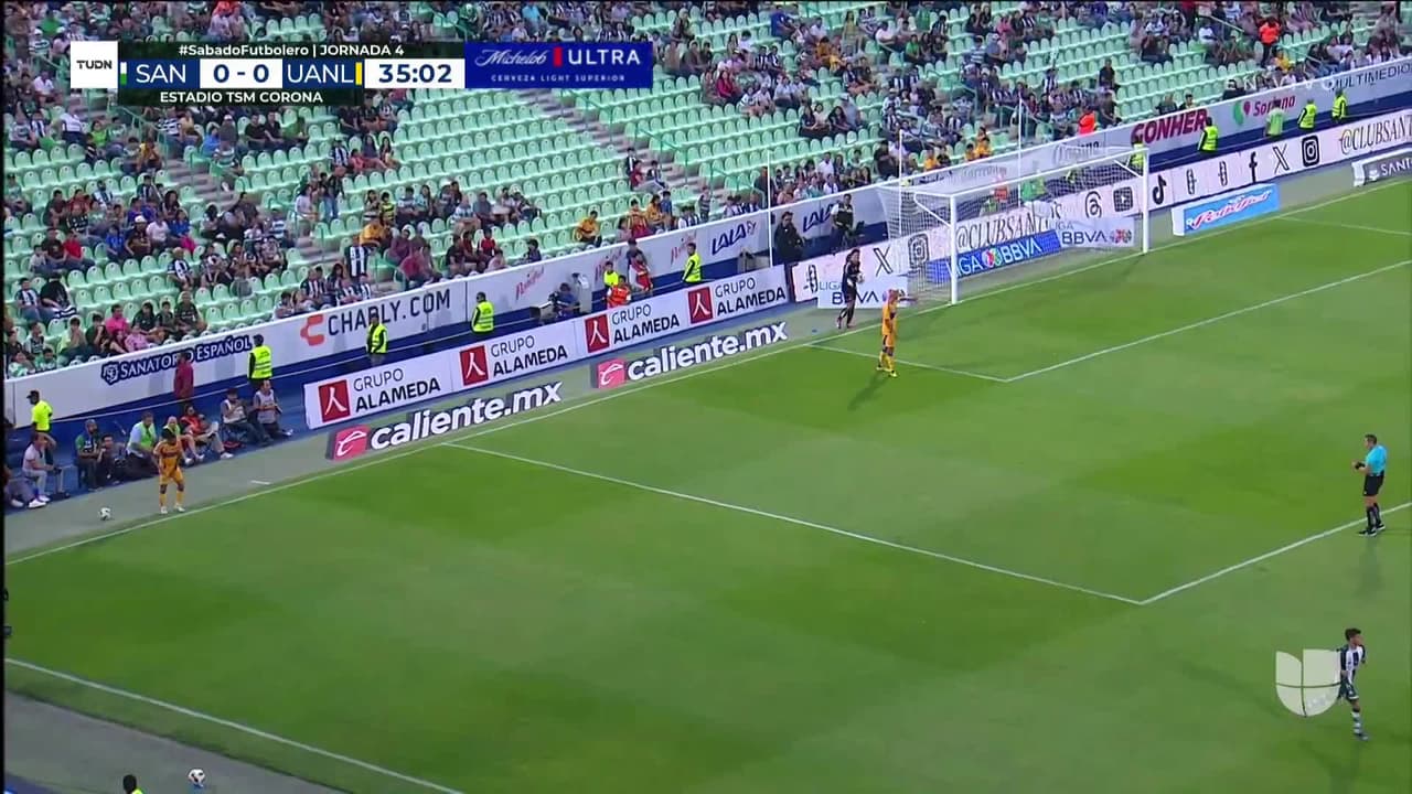 ¡CERCA! Anthony Lozano disparó que se estrella en el poste.