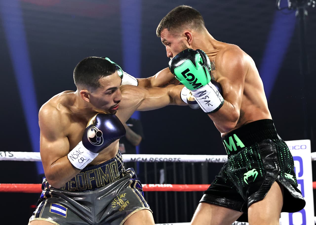 En el quinto y sexto episodio, Teófimo había lanzado más golpes, pero Lomachenko era más efectivo.