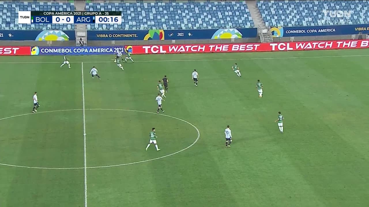 Arranca el partido y la pelota está en juego.