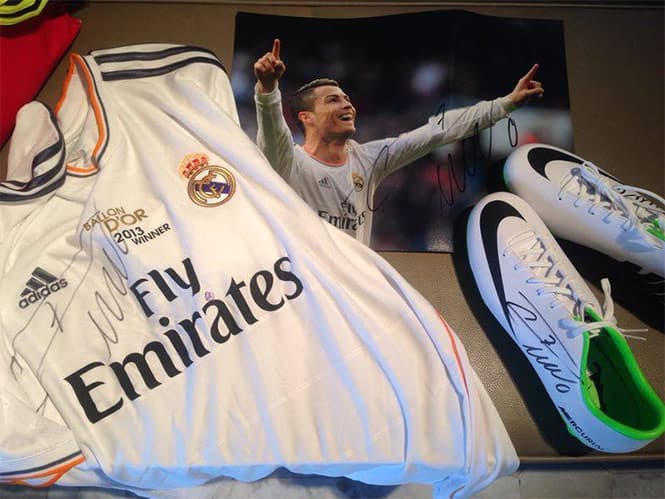 El crack portugués donó estos elementos para una subasta, de donde salió el dinero para pagar la intervención del niño.