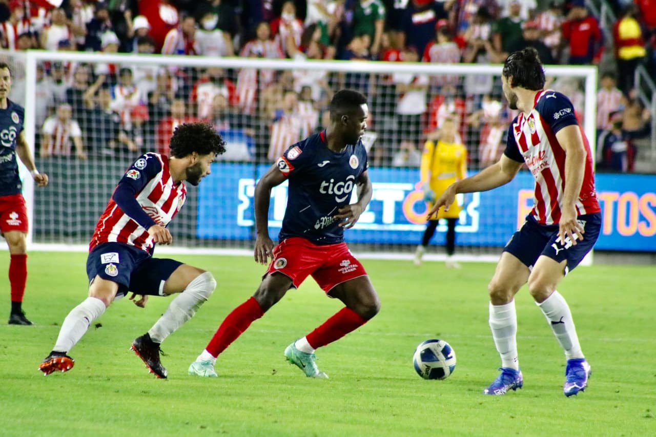 El Club Deportivo FAS tuvo sus momentos a finales del primer tiempo y parte del complemento, metiendo en complicaciones a las Chivas.