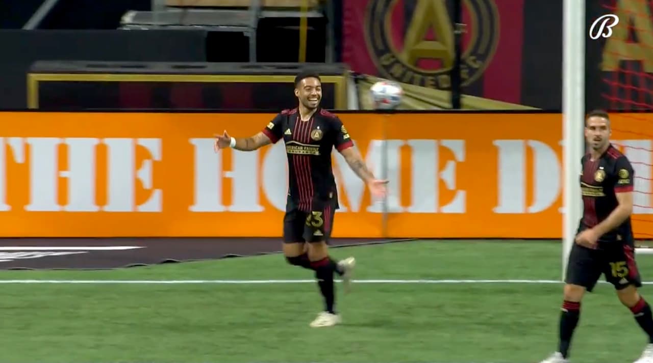 Jake Mulraney recibe un ‘regalito’ y adelanta a Atlanta United