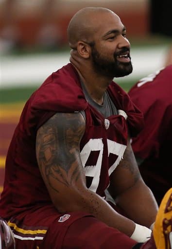 El ala defensiva Jason Hatcher poniendo la “sal y pimienta” a las OTAs (AP-NFL).