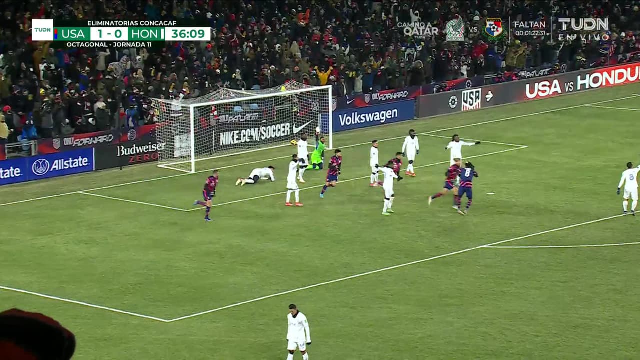 ¡GOL!  anota para Estados Unidos. Walker Zimmerman