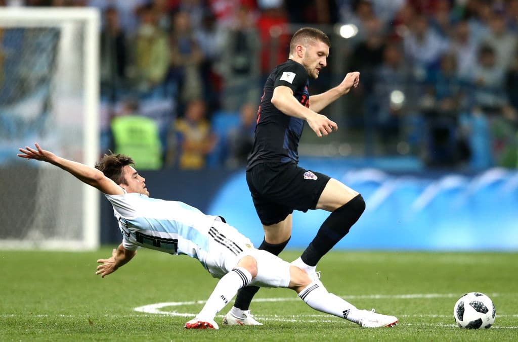 Tal y como se esperaba el partido entre Argentina y Croacia, comenzó con mucho roce físico, demasiada rispidez en el mediocampo. Son dos equipos que juegan rápido y con fuerza.