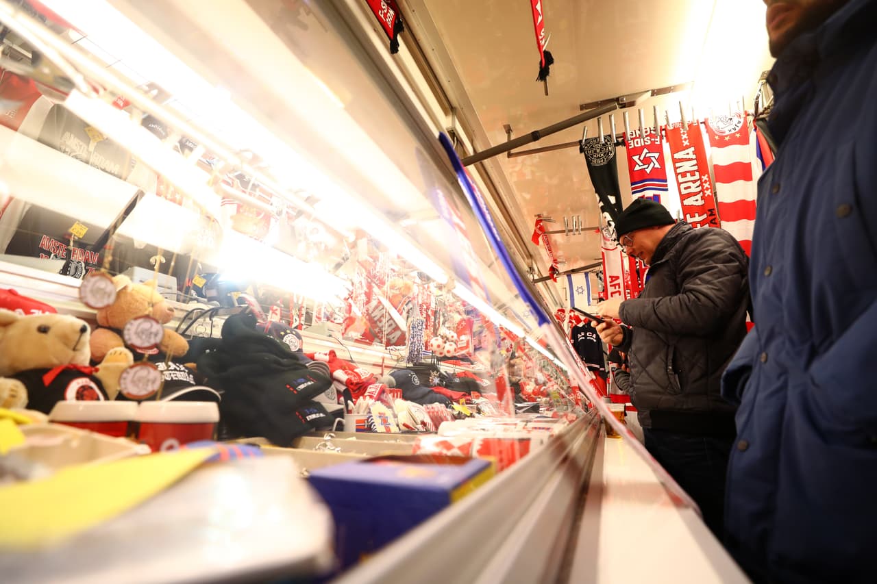 Se vendía de todo en las afueras del estadio, todo relacionado con el Ajax.