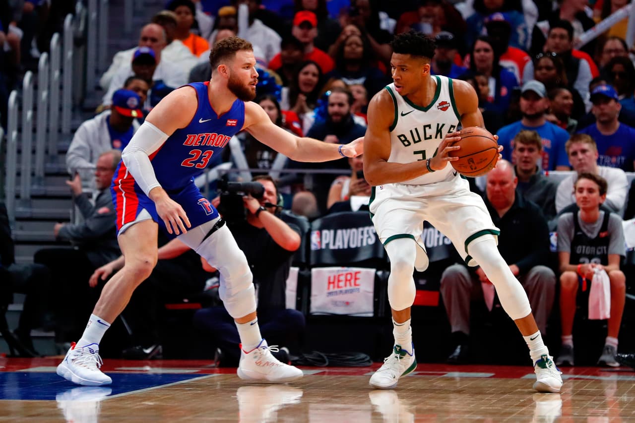 La estrella de los Milwaukee Bucks, el delantero griego Giannis Antetokounmpo, se lució con el mejor partido de Playoffs de toda su carrera en el Juego 4 de la serie de Playoffs de primera ronda de la Conferencia del Este en la que su equipo elimina por barrida a los Detroit Pistons en Little Caesars Arena la noche del lunes 22 de abril.