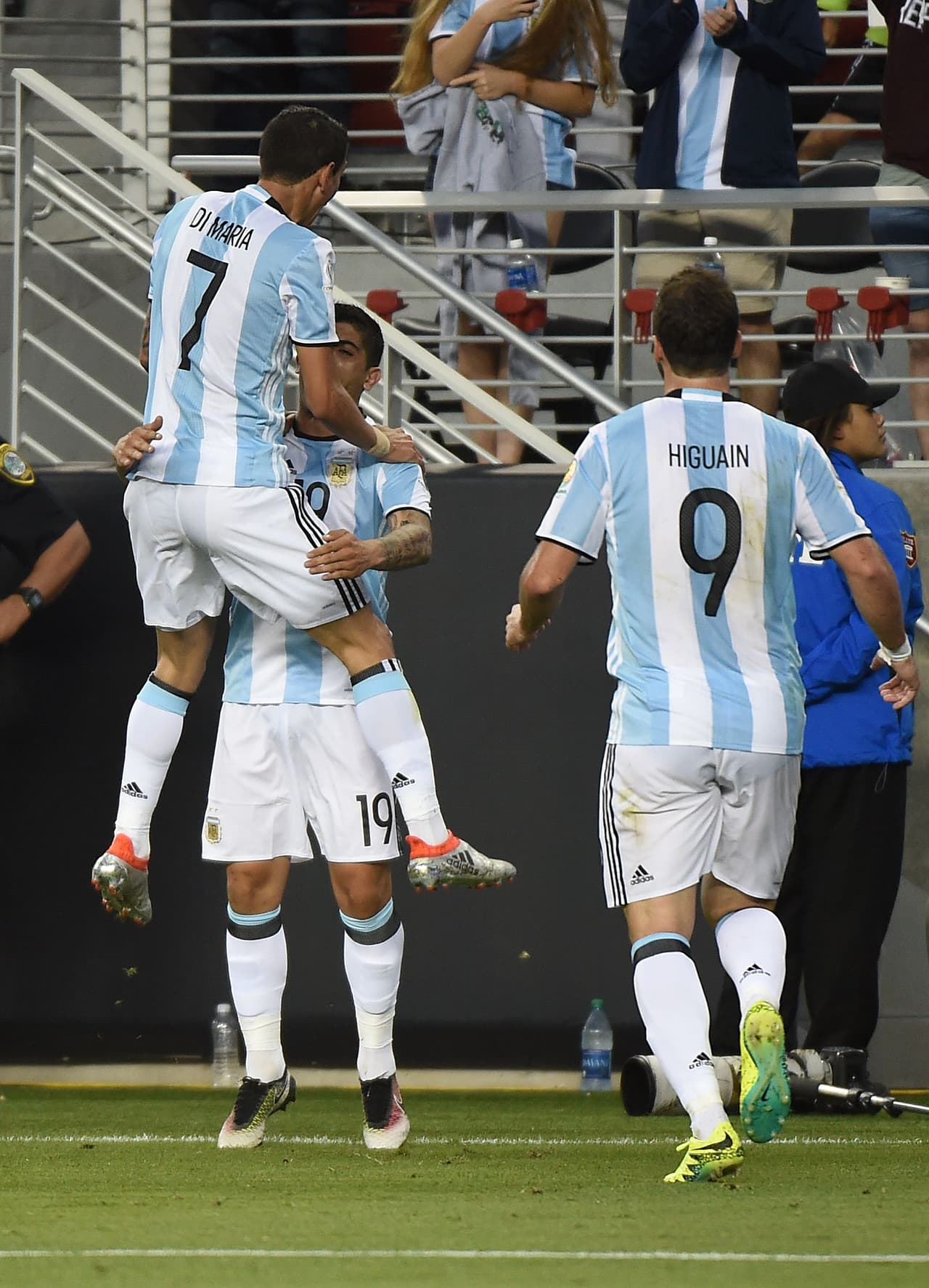 Di María celebra su gol.