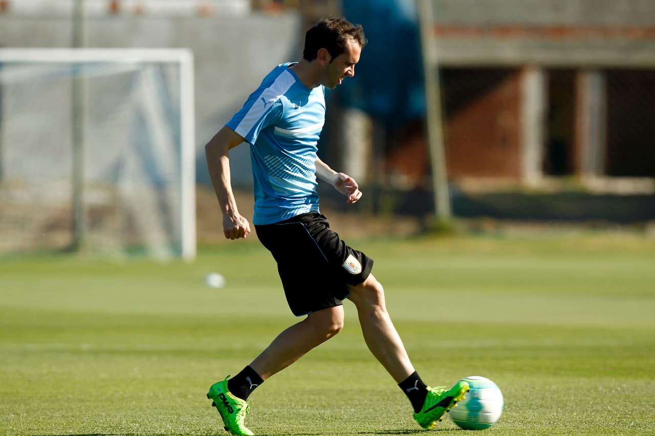 Diego Godín (Atlético de Madrid) - La concentración de Uruguay, en su primer entrenamiento, contó con la ausencia de Luis Suárez. El primero partido, en el Centenario, será contra Brasil y luego viajarán a Lima para enfrentar a Perú.