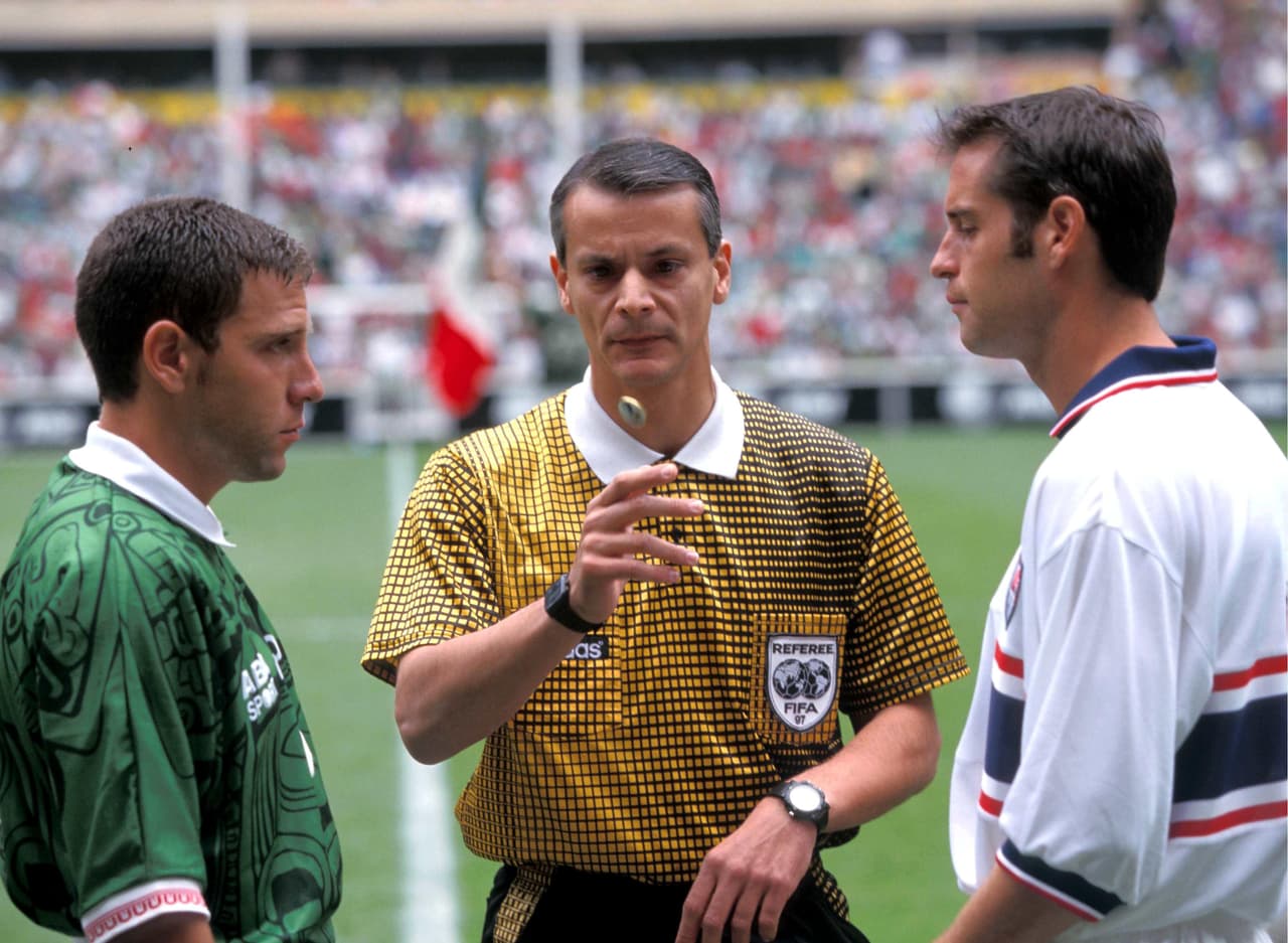 El árbitro del partido fue el argentino Javier Castrilli, pues la FIFA procuraba que silbantes de otras confederaciones pitaran para asegurar neutralidad.