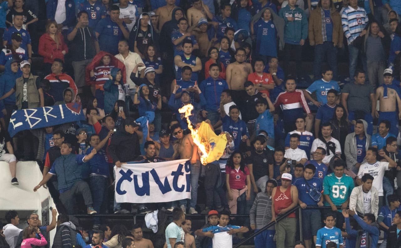 Aficionados en el Estadio Azteca durante el partido entre América y Cruz Azul.