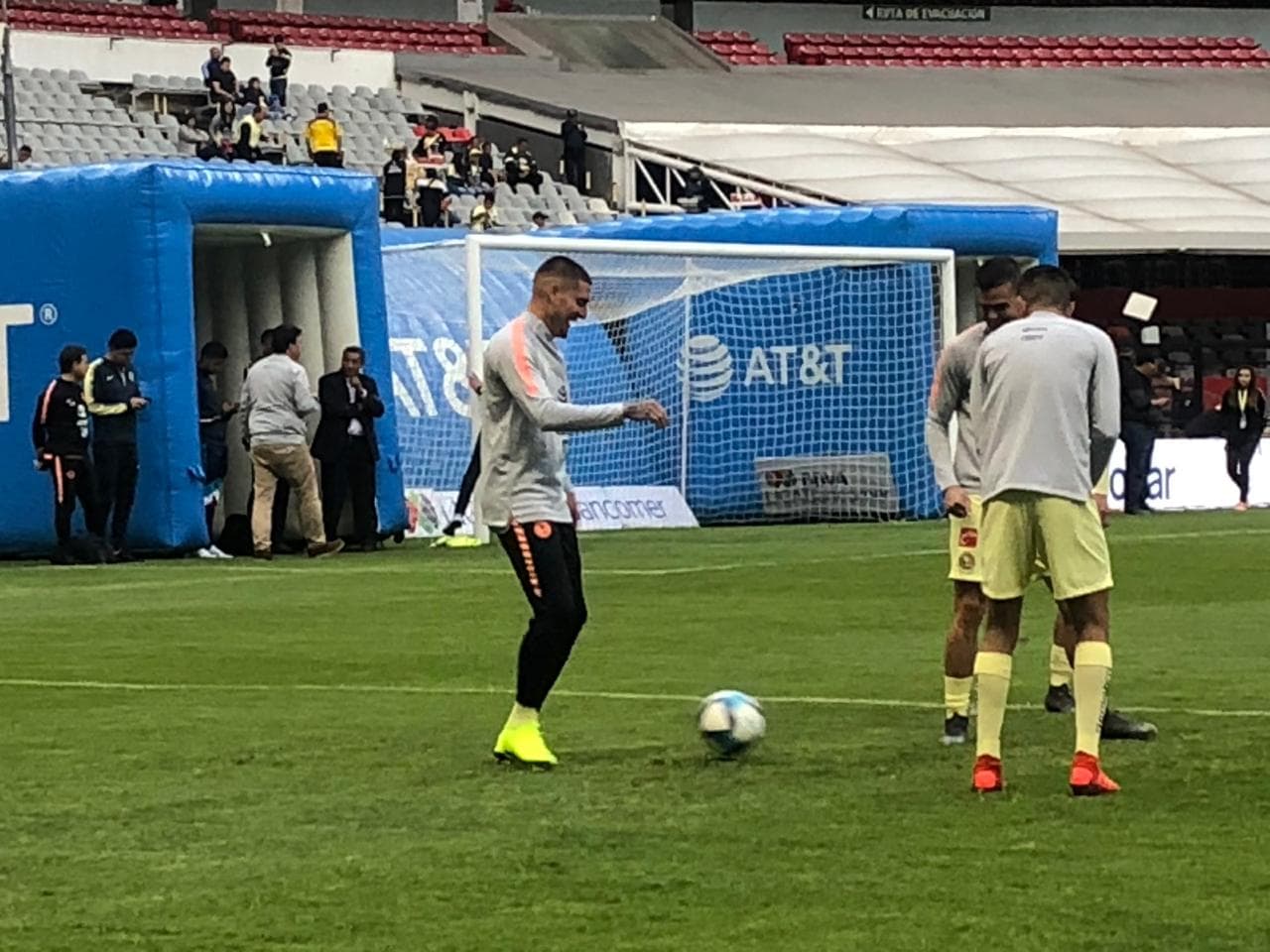 En el calentamiento el exdelantero del Benfica se muestra ante los fanáticos.