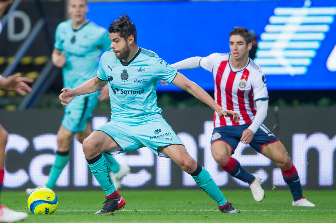 Uno de los candidatos para suplir en la lateral derecha es Néstor Araujo, titular en la central de Santos pero con algo de experiencia en otras posiciones defensivas.