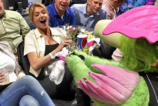 Kate Upton se comprometió con alguien que no era su novio en pleno juego de NBA