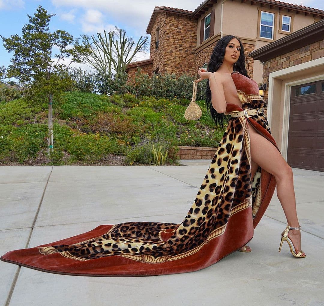 La gente de Riverside denunció a Jenny 69, mientras que otros la abrazaron y se unieron a la diversión.