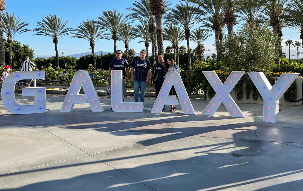 En el Día de la Independencia de Estados Unidos, el Dignity Health Sports Park se vistió de gala para recibir a los aficionados de LA Galaxy y Sporting Kansas City.
<br>