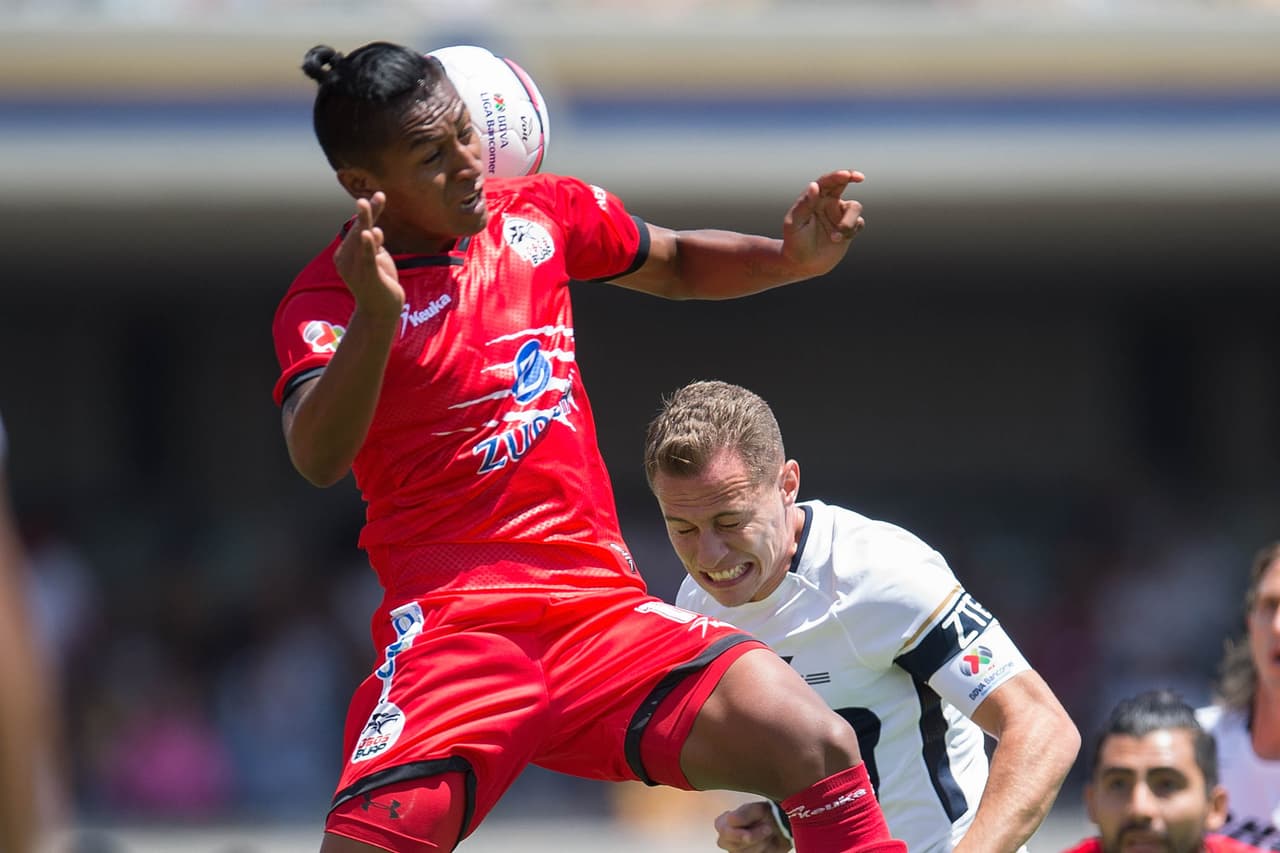 Pedro Aquino, volante de Lobos BUAP convocado por Perú para el repechaje.