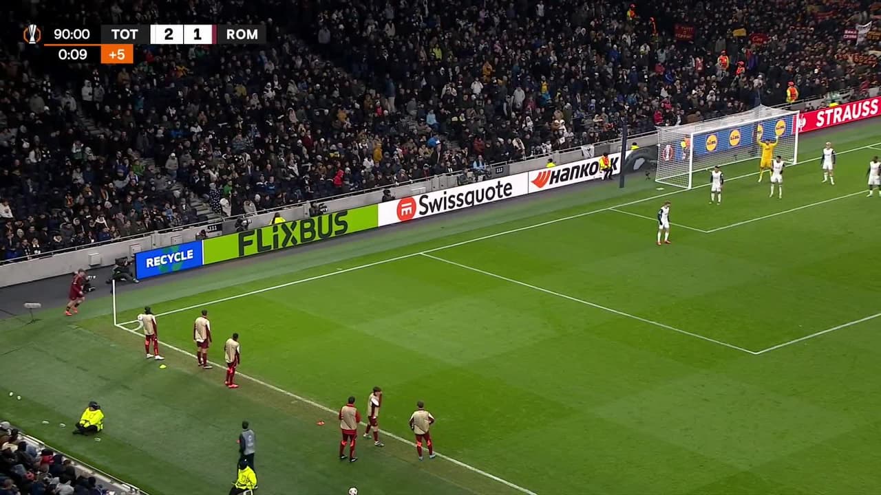 ¡TIRO ATAJADO! disparo por Gianluca Mancini.