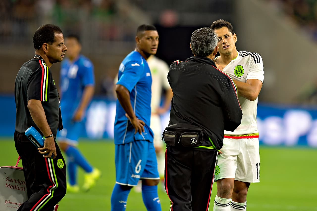La amargura se mantuvo a nivel selección mexicana, donde con una muy desafortunada lesión en el hombro en un juego de preparación previo a la Copa Oro, el 'Chicharito' no pudo ser parte del cuadro que se coronó ante Jamaica en el máximo torneo de la CONCACAF.